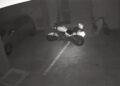 Fantasma? Moto é flagrada andando sozinha em garagem no Paraná e vídeo viraliza; VEJA