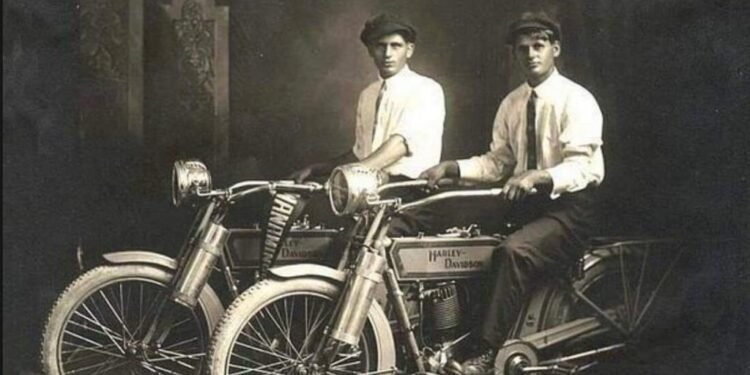 Arthur Davidson e William Harley, fundadores na história da Harley-Davidson