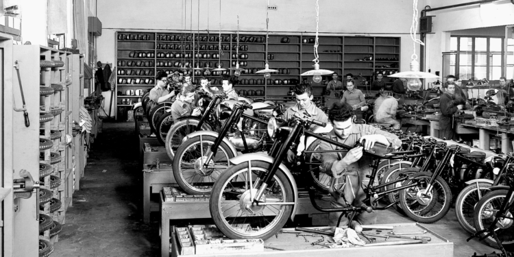 Fábrica da Moto Morini em 1955, na história da Moto Morini