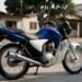 Moto popular de baixa cilindrada estacionada na rua, 10 motos para iniciantes
