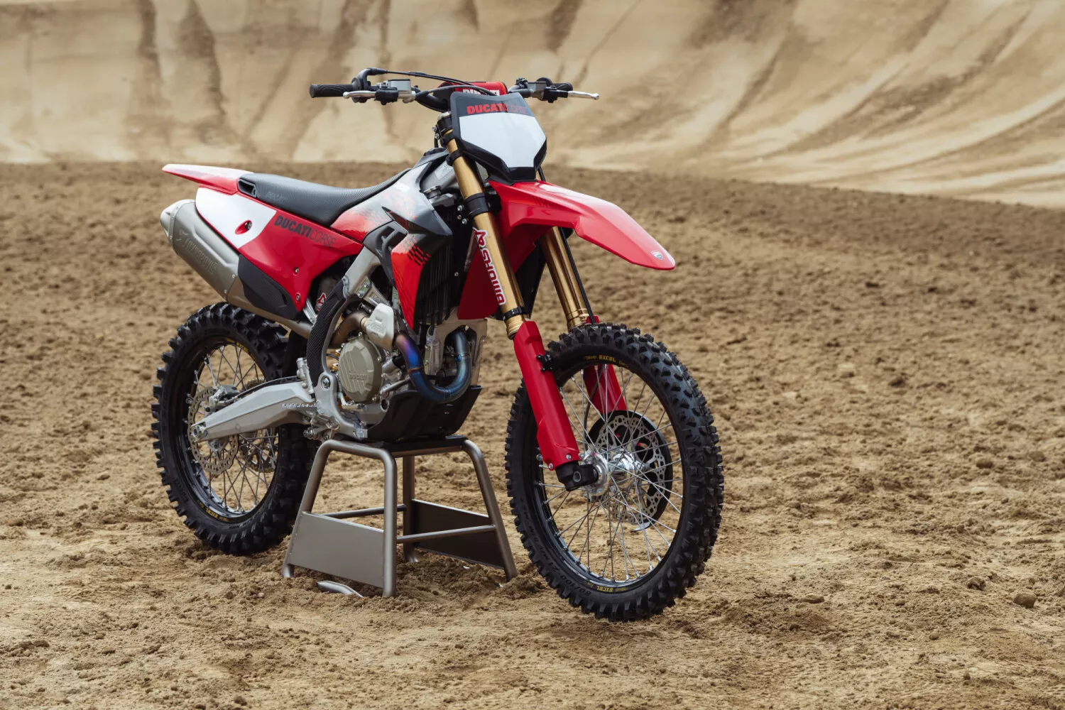 Ducati Desmo450 MX 2027 em pista de motocross
