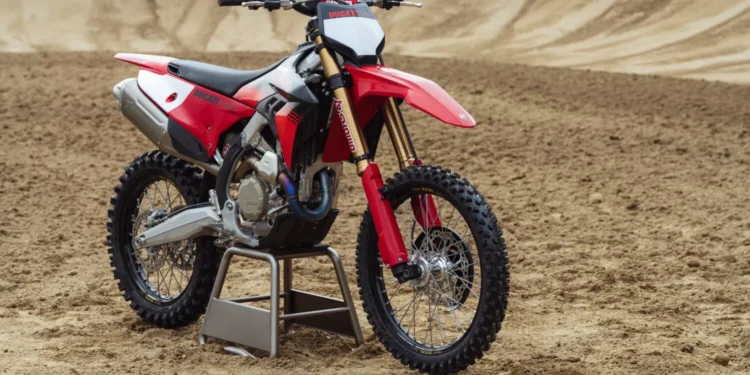 Ducati Desmo450 MX chega ao Brasil: preços e diferenças da Factory