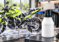 Yamaha MT-03 verde coberta de espuma com pulverizador snow foam elétrico