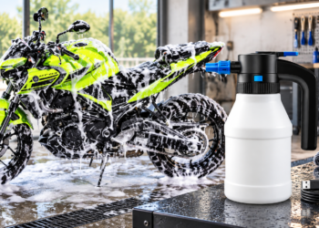 Yamaha MT-03 verde coberta de espuma com pulverizador snow foam elétrico