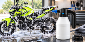 Yamaha MT-03 verde coberta de espuma com pulverizador snow foam elétrico