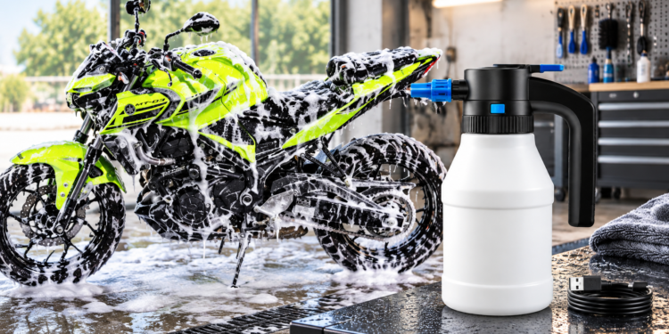 Yamaha MT-03 verde coberta de espuma com pulverizador snow foam elétrico
