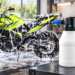 Yamaha MT-03 verde coberta de espuma com pulverizador snow foam elétrico