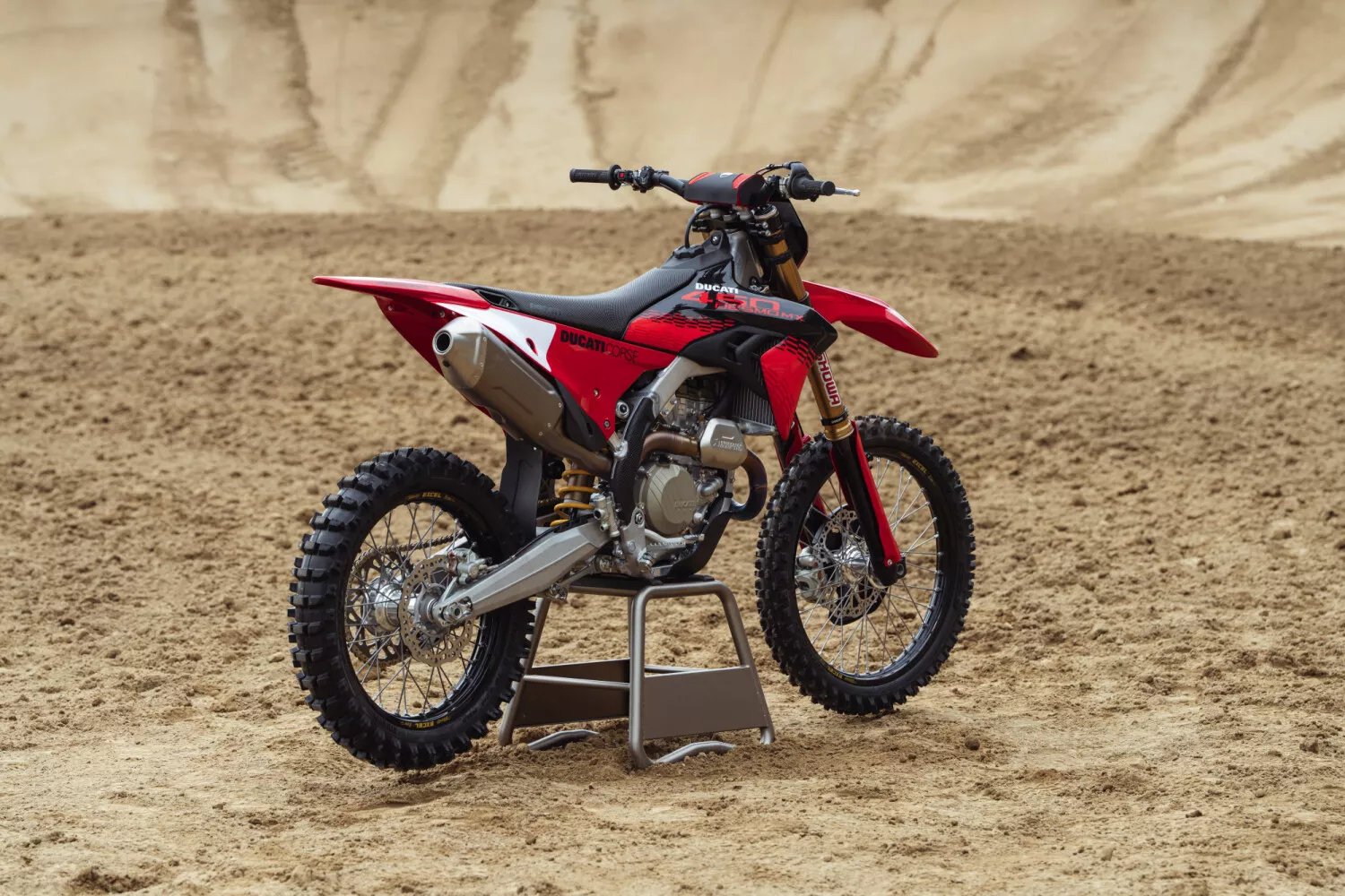 Ducati Desmo450 MX Factory 2027 durante salto