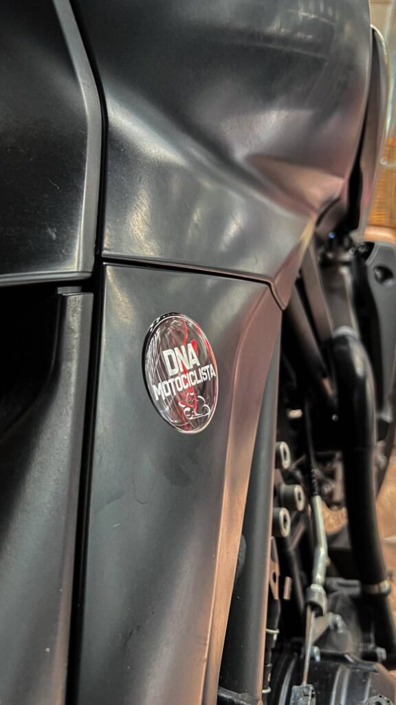 Adesivo DNA Motociclista aplicado na moto