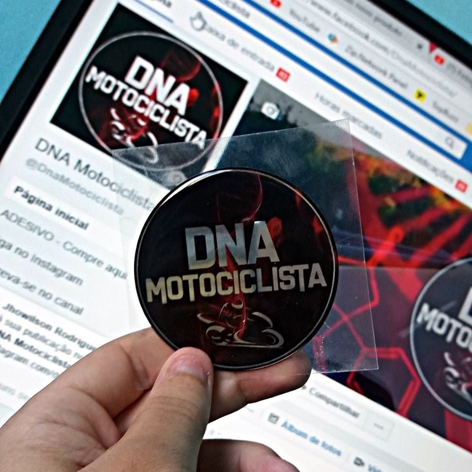 Adesivo DNA Motociclista na mão