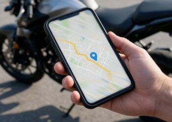 Celular com mapa em frente a uma moto, aplicativo para rastrear moto