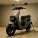 Scooter elétrica carregando em ambiente fechado, autonomia e custo de recarga da moto elétrica