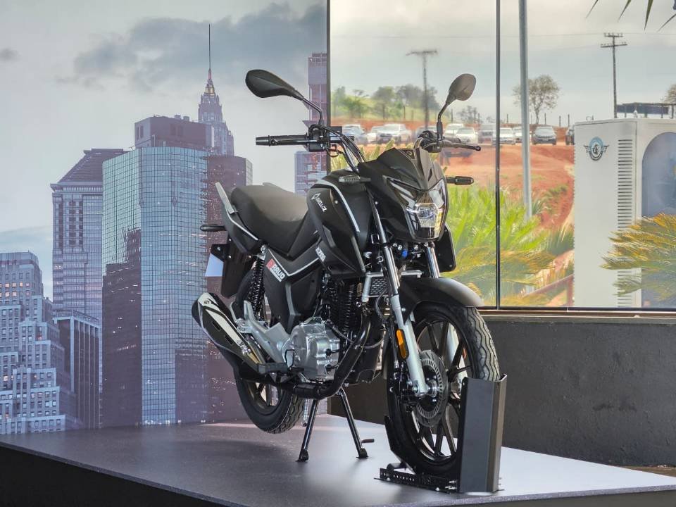 Avelloz AZ170 Bravo preta exposta em pedestal no evento de lançamento