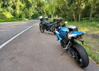 Motos paradas no acostamento da BR-116 durante fiscalização da PRF contra barulho de escapamento