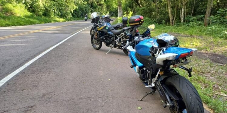 Motos paradas no acostamento da BR-116 durante fiscalização da PRF contra barulho de escapamento