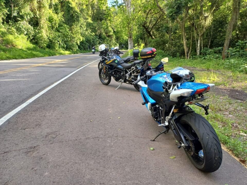 Motos paradas no acostamento da BR-116 durante fiscalização da PRF contra barulho de escapamento