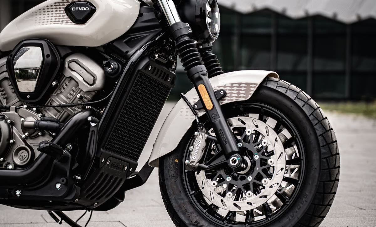 Freios Brembo da Benda Dark Flag 950 com pinças radiais