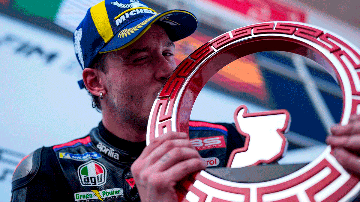 Marco Bezzecchi comemora a vitória no GP da Indonésia de MotoGP, em Mandalika