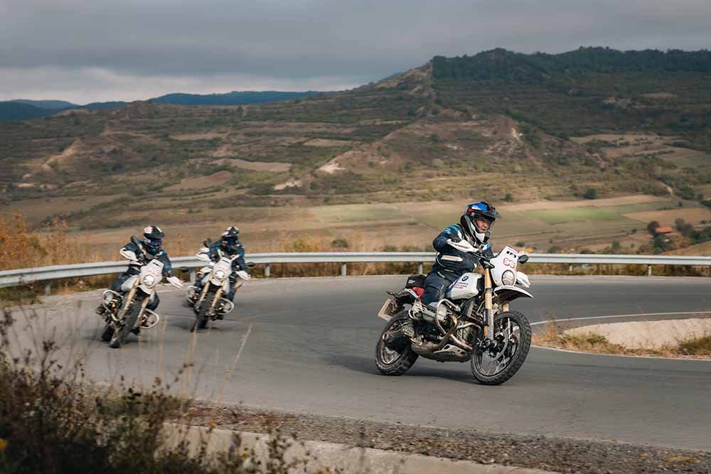 Moto BMW GS em treinamento off-road, atividade prevista no BMW Enduro Park