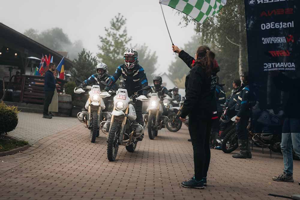 Piloto de BMW GS em trilha de terra durante evento da BMW Motorrad