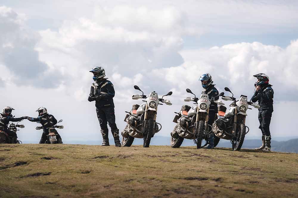 Motos BMW GS em atividade off-road, formato do GS Challenge no BMW Enduro Park