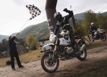 BMW R 12 GS em atividade off-road, ligada ao BMW Enduro Park