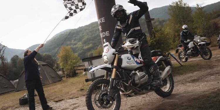 BMW R 12 GS em atividade off-road, ligada ao BMW Enduro Park