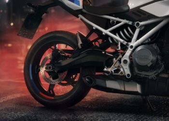 BMW F 450 RR: base mecânica da esportiva é a naked BMW F 450 R, vista de frente