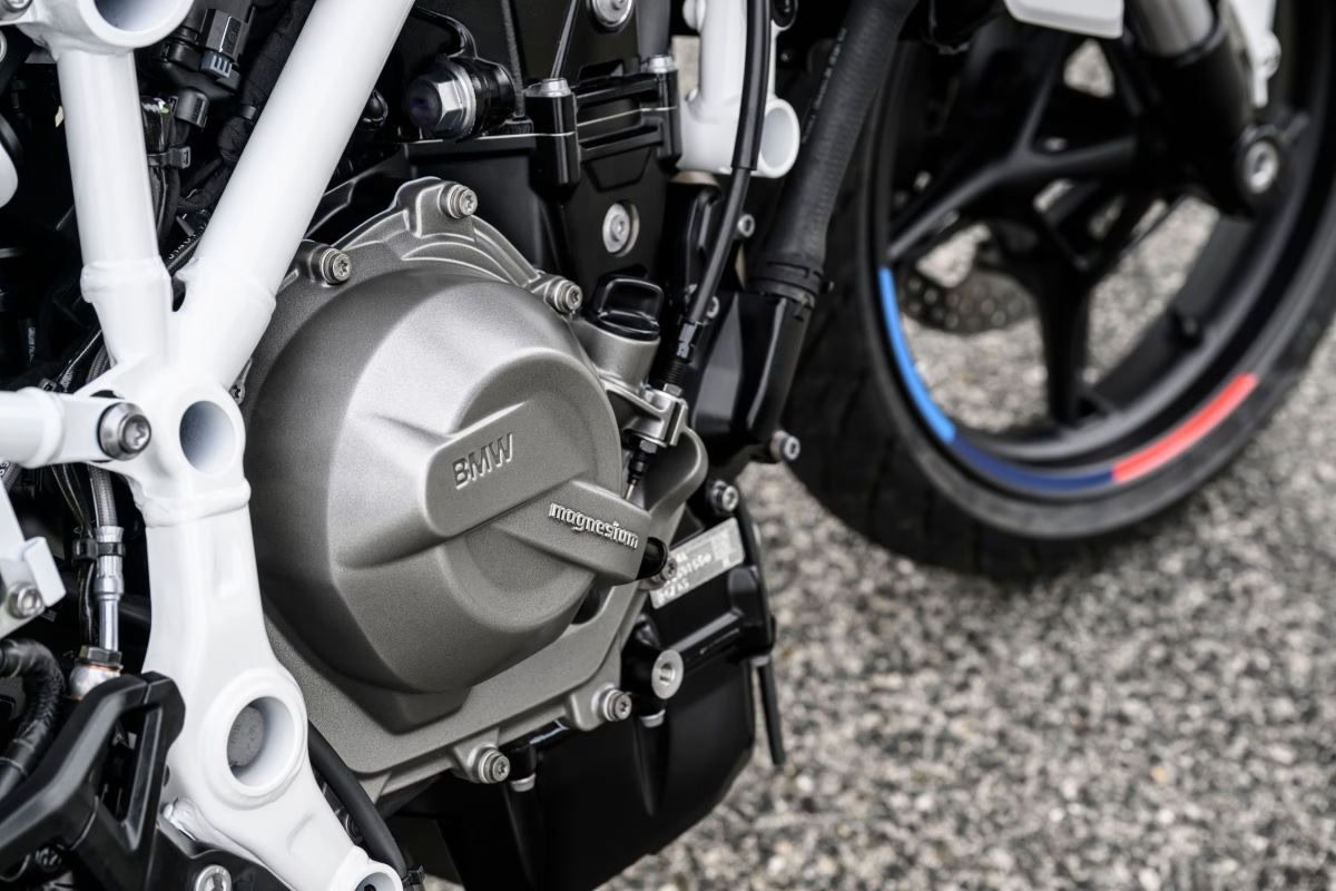 Lateral da BMW F 450 R, moto que antecipa o chassi e o motor da futura esportiva