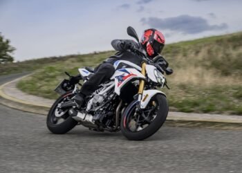 BMW F 450 R em curva, com visual inspirado na S 1000 R