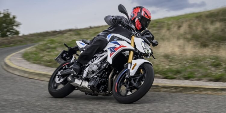 BMW F 450 R em curva, com visual inspirado na S 1000 R