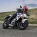BMW F 450 R em curva, com visual inspirado na S 1000 R