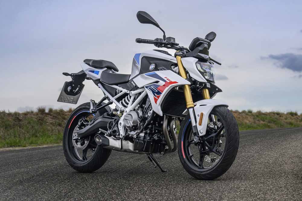 BMW F 450 R branca parada, com garfo invertido dourado e quadro tubular