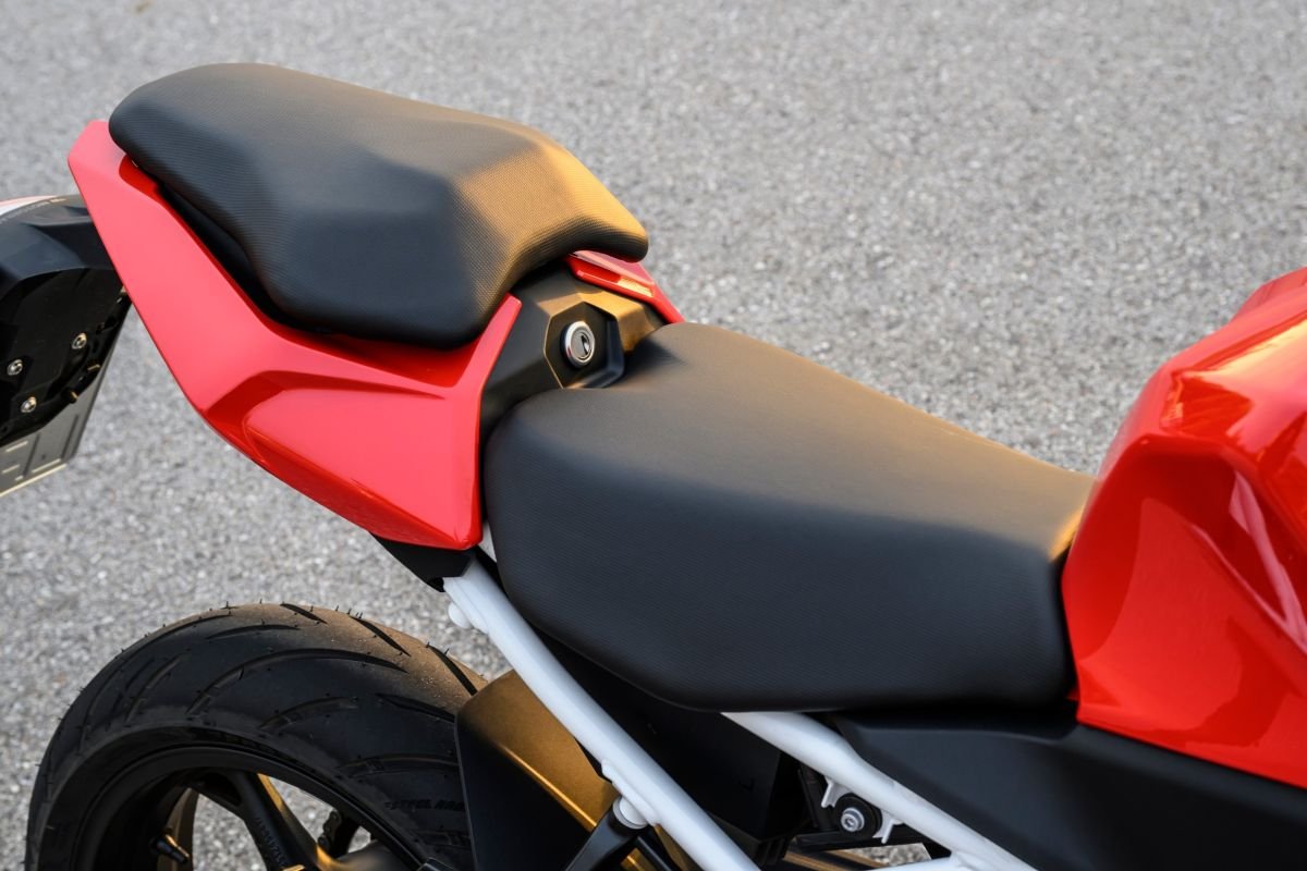 Banco bipartido de 790 mm de altura da BMW F 450 RR