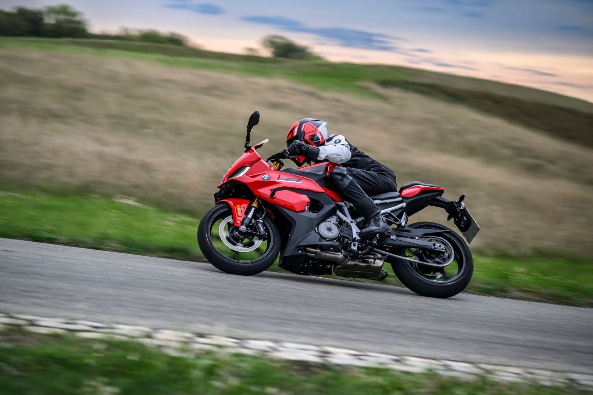 BMW F 450 RR em curva ao entardecer, mostrando o conjunto de chassi leve da esportiva