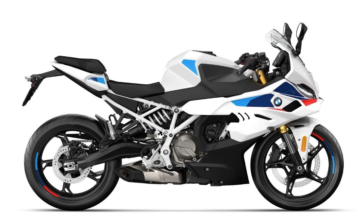 BMW F 450 RR M Sport com pintura branca e adesivos nas cores da divisão M