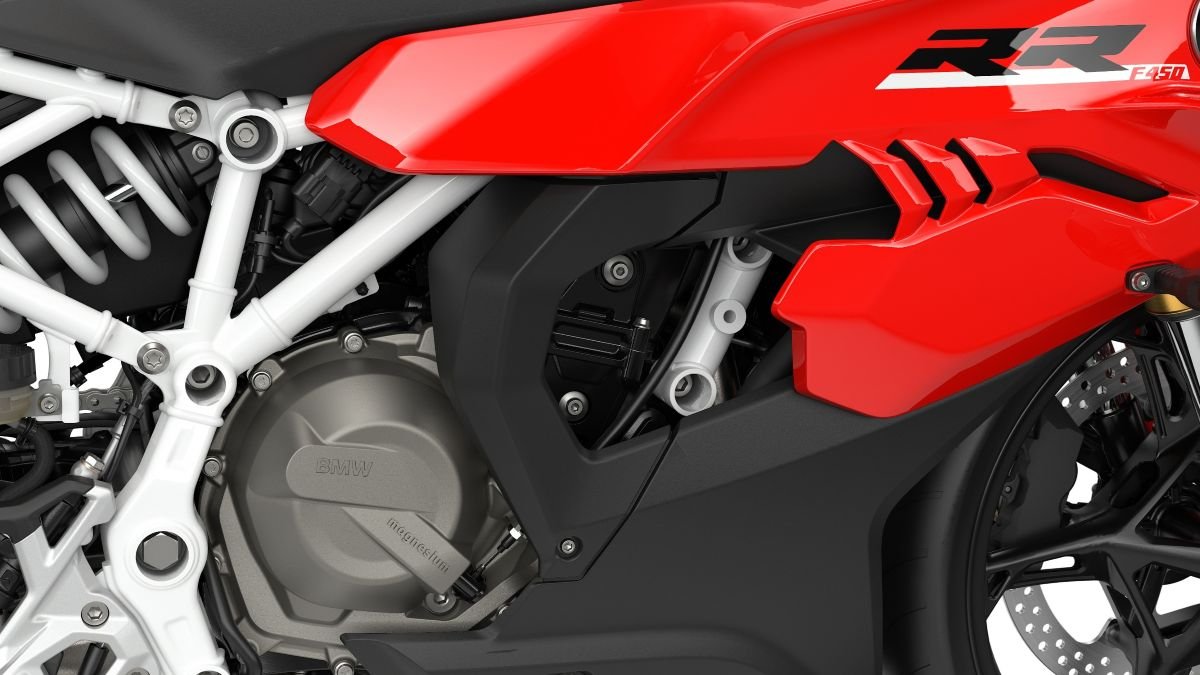 Detalhe do motor bicilíndrico de 420 cm³ da BMW F 450 RR com tampa de magnésio e quadro tubular