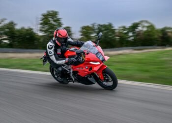 BMW F 450 RR vermelha em curva na pista, com piloto inclinado sobre a esportiva