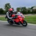 BMW F 450 RR vermelha em curva na pista, com piloto inclinado sobre a esportiva