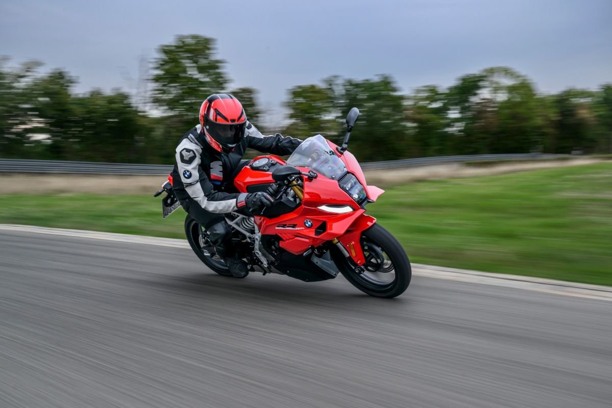 BMW F 450 RR vermelha em curva na pista, com piloto inclinado sobre a esportiva