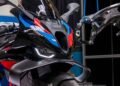 BMW M 1000 RR 2027 em vista lateral, com o novo chassi de alumínio