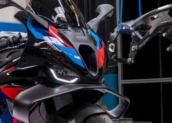 BMW M 1000 RR 2027 em vista lateral, com o novo chassi de alumínio