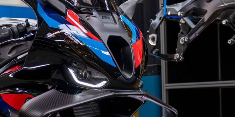 BMW M 1000 RR 2027 em vista lateral, com o novo chassi de alumínio