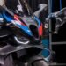 BMW M 1000 RR 2027 em vista lateral, com o novo chassi de alumínio