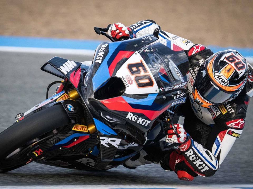 Toprak Razgatlioglu pilotando a BMW M 1000 RR no Mundial de Superbike
