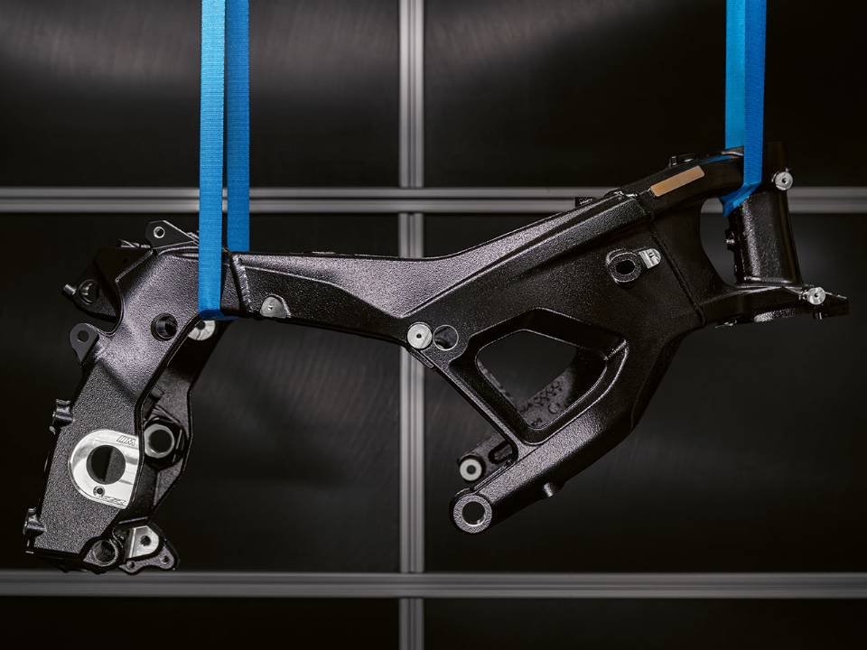 BMW M 1000 RR 2027 em vista dianteira, com carenagem aerodinâmica