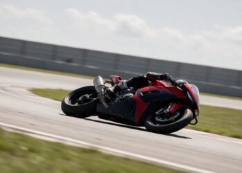 Moto de corrida inclinada em curva de autódromo, calendário MotoGP 2026
