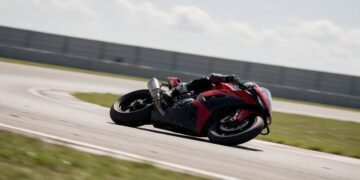 Moto de corrida inclinada em curva de autódromo, calendário MotoGP 2026