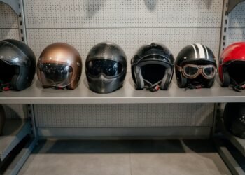 Capacetes de moto sobre prateleira, capacete bom e barato
