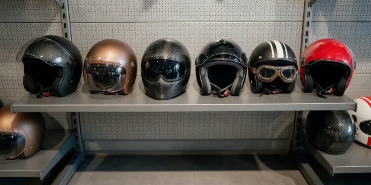 Capacetes de moto sobre prateleira, capacete bom e barato